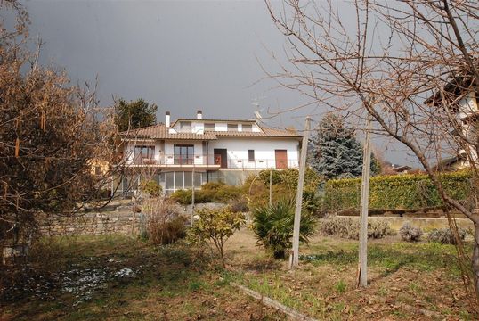 Detached house w Massino Visconti