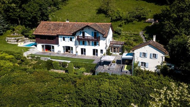 House w Mont-sur-Rolle