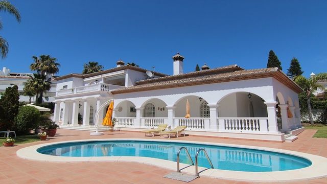 Villa w Bahia De Marbella