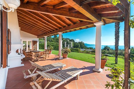 Villa w Padenghe sul Garda
