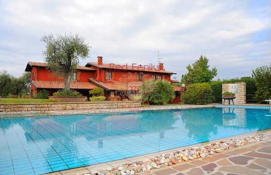 Villa w Moniga del Garda