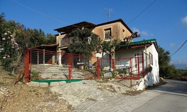 House w Achaea