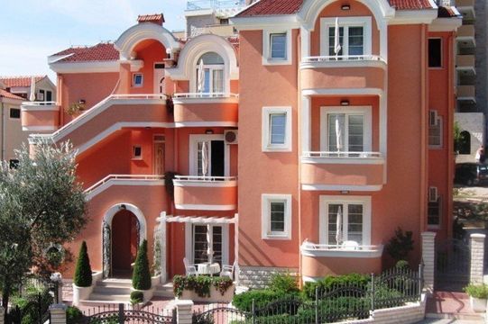 Hotel w Petrovac